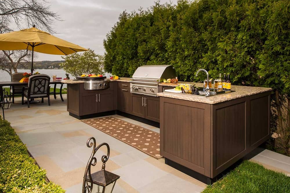 U-Shaped Outdoor Kitchen With Bar