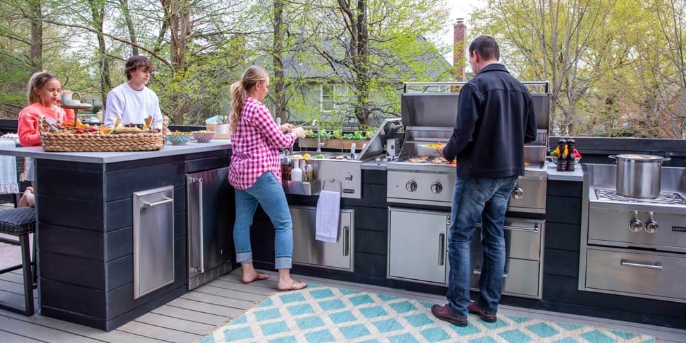 U-Shaped Outdoor Kitchen With Bar